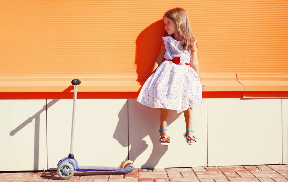 www.GetBg.net_2017People___Children_A_girl_in_a_beautiful_dress_with_a_scooter_115542_.jpg (Изображение JPEG, 2470 × 1621 пикселов) - Масштабированное (40) - Mozilla Firefox