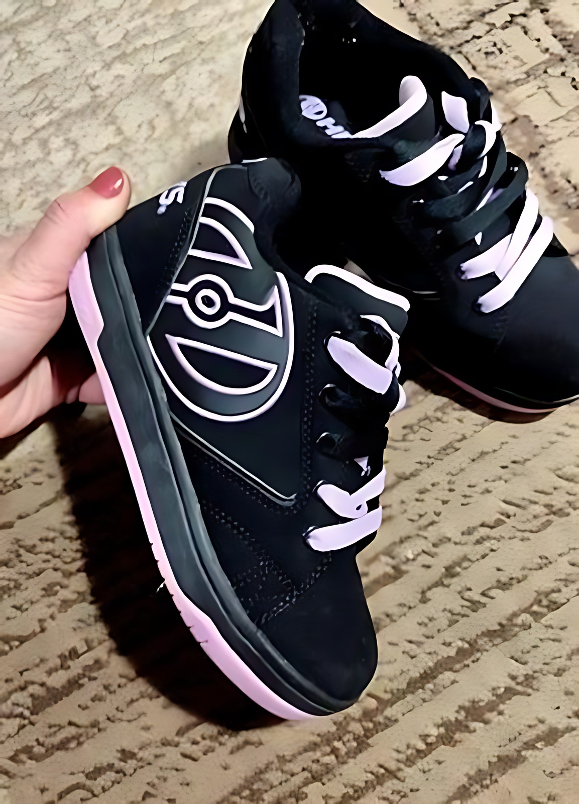 Heelys кроссовки на колесах для детей в черном цвете с контрастной подошвой