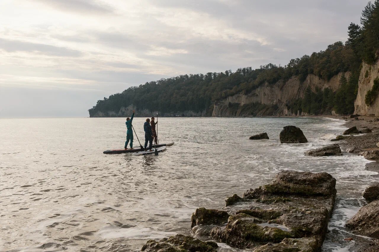SUP зимою вдоль спокійного скелястого берега – безпека на воді зимою починається з вибору маршруту