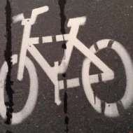 Яких правил дорожнього руху потрібно дотримуватися під час їзди на електровелосипеді.