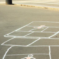 Правила безпечного переходу через дорогу під час катання на роликах.