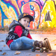 Як навчити дитину кататися на роликах у парку або на майданчику.