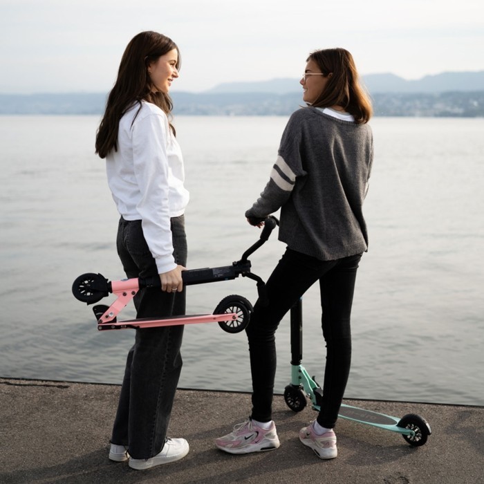 Самокат MICRO серии "Sprite Deluxe" - НЕОНОВЫЙ РОЗОВЫЙ (складной, до 100 kg, двухколесный, свет)