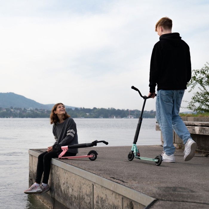 Самокат MICRO серии "Sprite Deluxe" - НЕОНОВЫЙ РОЗОВЫЙ (складной, до 100 kg, двухколесный, свет)