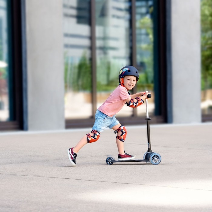 Самокат MICRO серии "Mini Deluxe" - ЧЕРНЫЙ (до 50 kg, 3-х колесный)