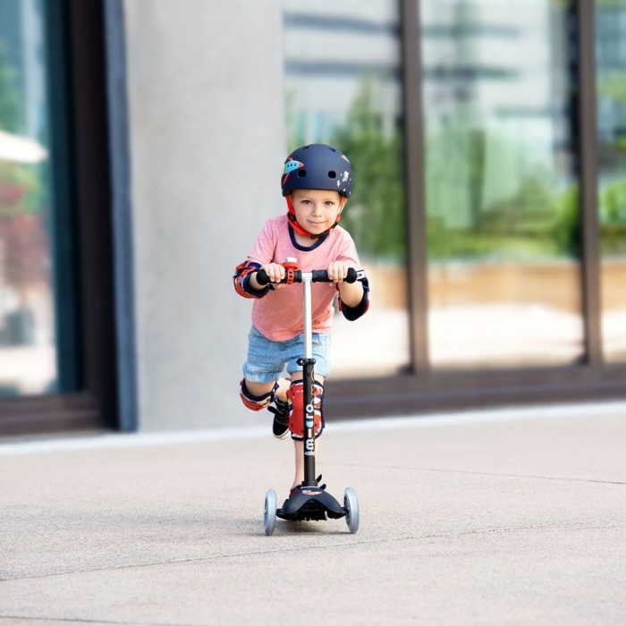 Самокат MICRO серии "Mini Deluxe" - ЧЕРНЫЙ (до 50 kg, 3-х колесный)