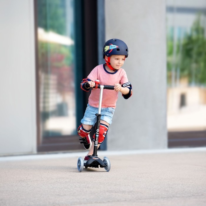 Самокат MICRO серии "Mini Deluxe" - ЧЕРНЫЙ (до 50 kg, 3-х колесный)