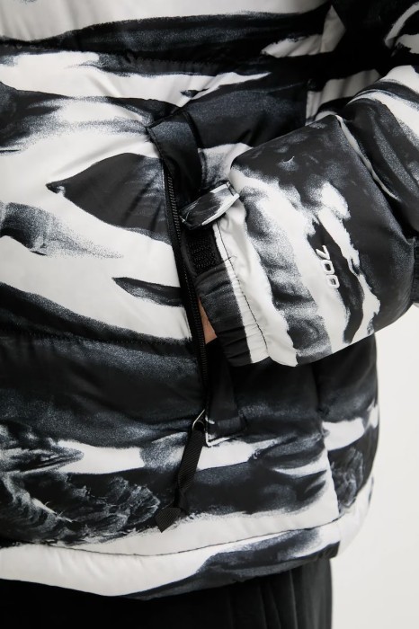 Зимняя куртка для туризма THE NORTH FACE ( NF0A8D16 ) M 1996 RETRO NUPTSE JACKET - PRINT 2026
