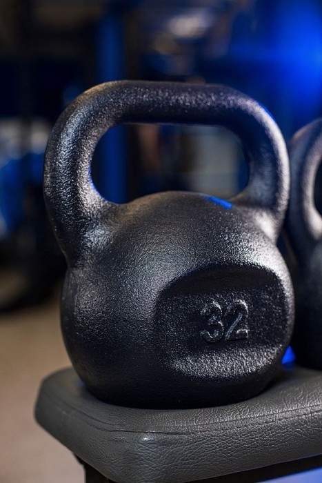 Спортивна чавунна гиря RN-SPORT на 32 кг, чорна