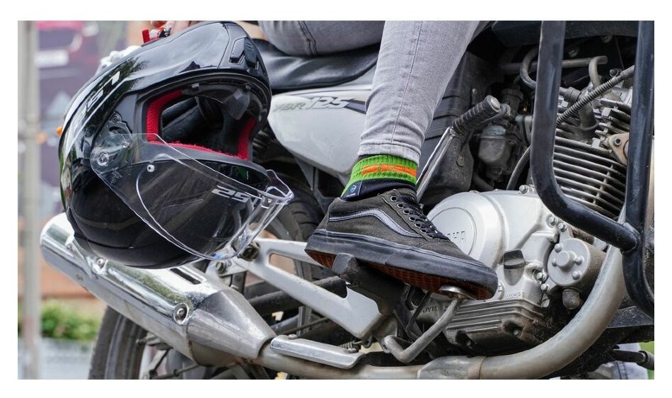 Носки водонепроницаемые Dexshell Running, p-p XL, с оранжевыми полосами.