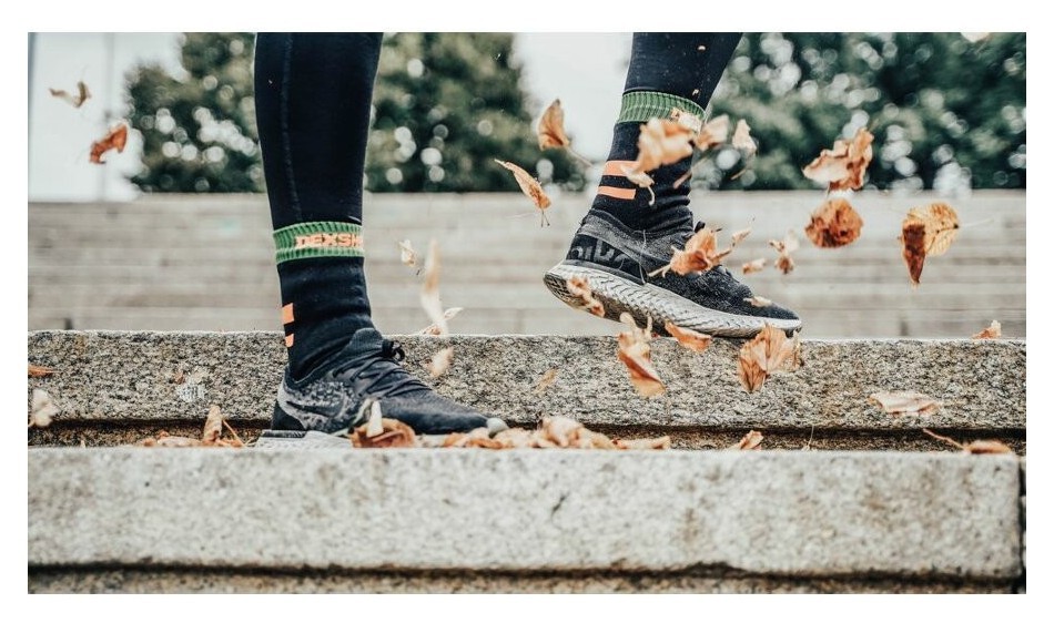 Носки водонепроницаемые Dexshell Running, p-p XL, с оранжевыми полосами.