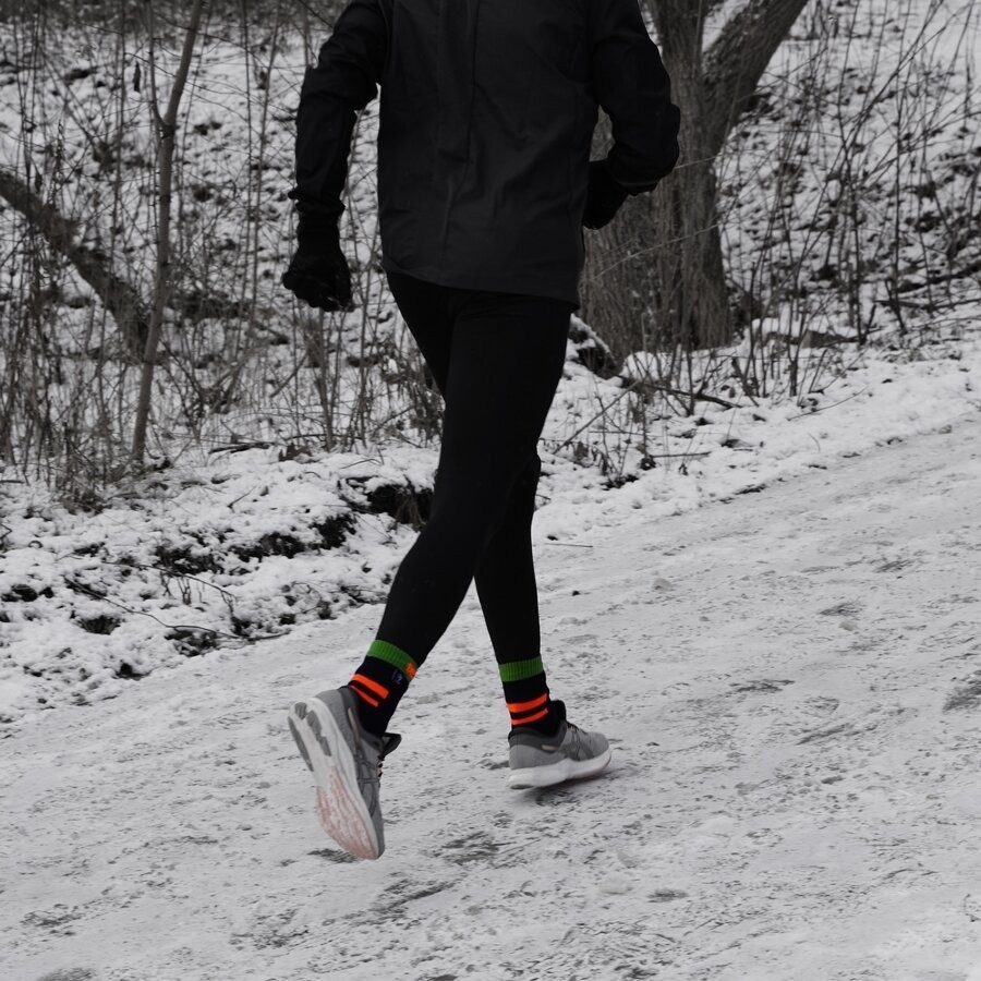 Носки водонепроницаемые Dexshell Running, p-p XL, с оранжевыми полосами.