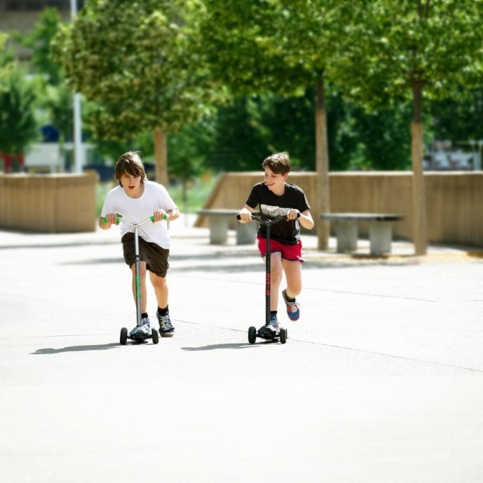 Самокат MICRO серии "Maxi PRO Deluxe" - ЧЕРНЫЙ/КРАСНЫЙ (до 50 кг, 3-х колесный)