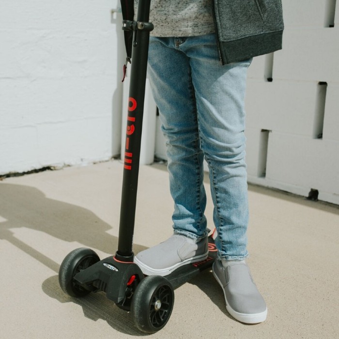 Самокат MICRO серии "Maxi PRO Deluxe" - ЧЕРНЫЙ/КРАСНЫЙ (до 50 кг, 3-х колесный)