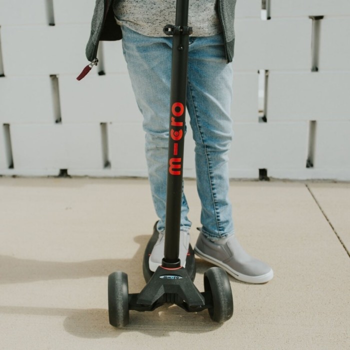 Самокат MICRO серии "Maxi PRO Deluxe" - ЧЕРНЫЙ/КРАСНЫЙ (до 50 кг, 3-х колесный)