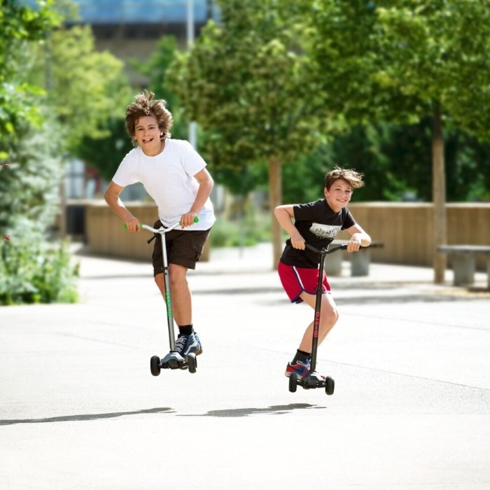 Самокат MICRO серии "Maxi PRO Deluxe" - ЧЕРНЫЙ/КРАСНЫЙ (до 50 кг, 3-х колесный)