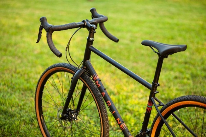 Велосипед 27,5" Marin FOUR CORNERS рама - S 2023 Satin Black/Red