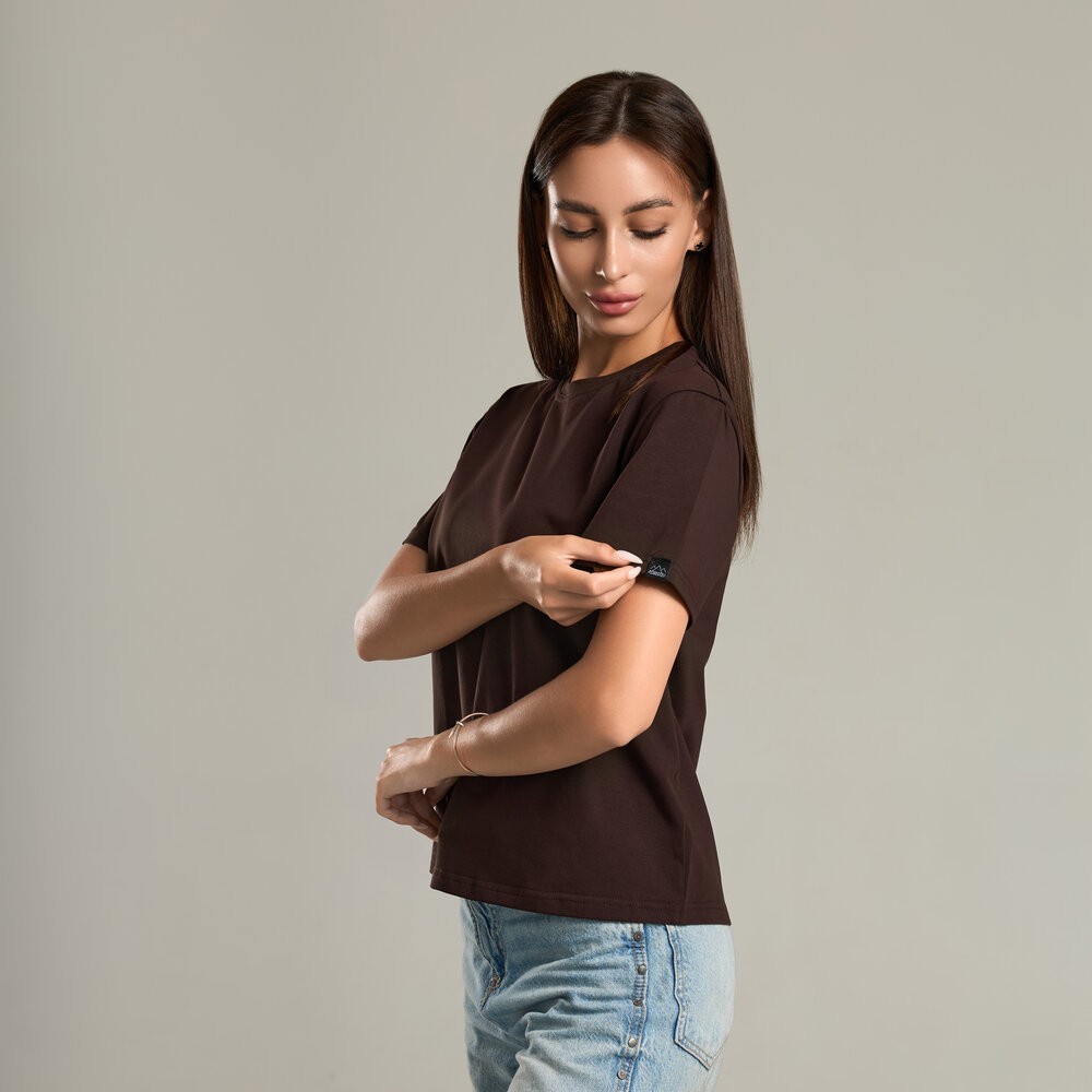 Шоколадная женская базовая футболка Pobedov Freedom. Хлопковая трендовая шоколадная женская футболка