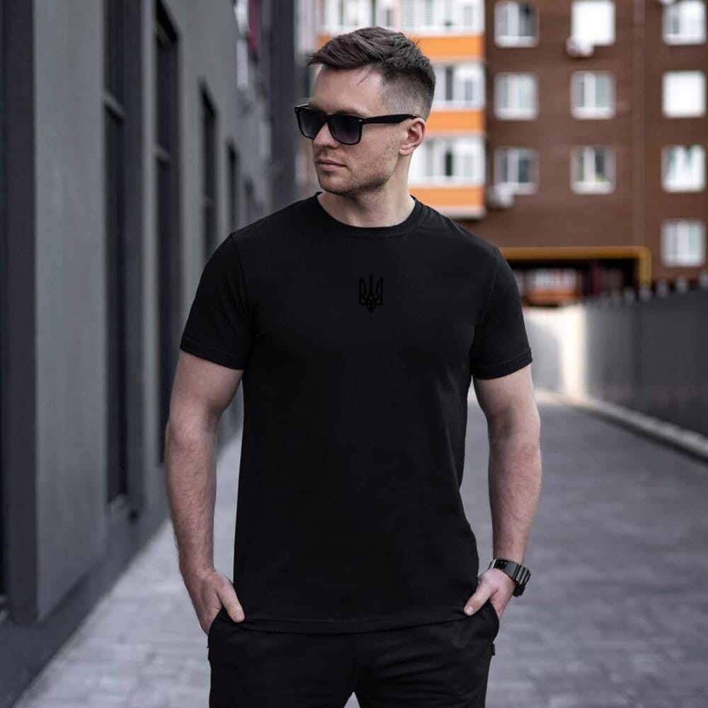 Футболка чоловіча однотонна чорна Pobedov Peremoga - наклейка Герб 4см чорна, укр, укр