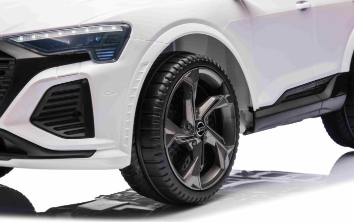 Дитяча акумуляторна машинка Audi SQ8 Біла