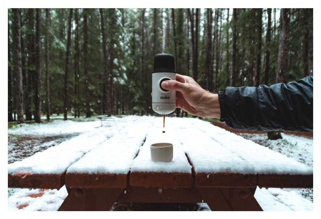 Портативна еспресо-кавоварка Wacaco Nanopresso біла з чохлом, механічна, для меленої кави