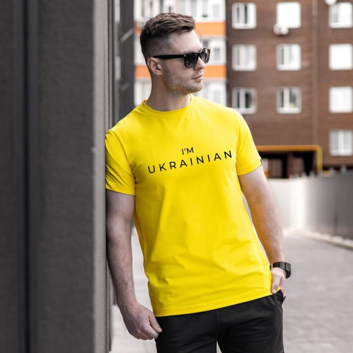 Футболка чоловіча однотонна жовта Pobedov Peremoga - I'M UKRAINIAN наклейка чорна