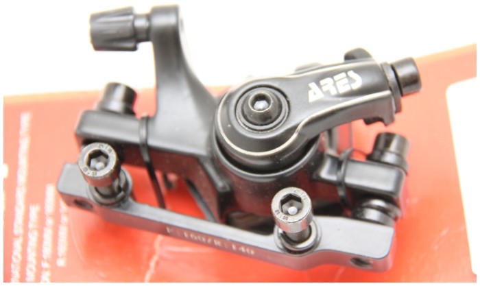 Тормозной суппорт передний (адаптер F160/R140мм) ARES, черный MDA07