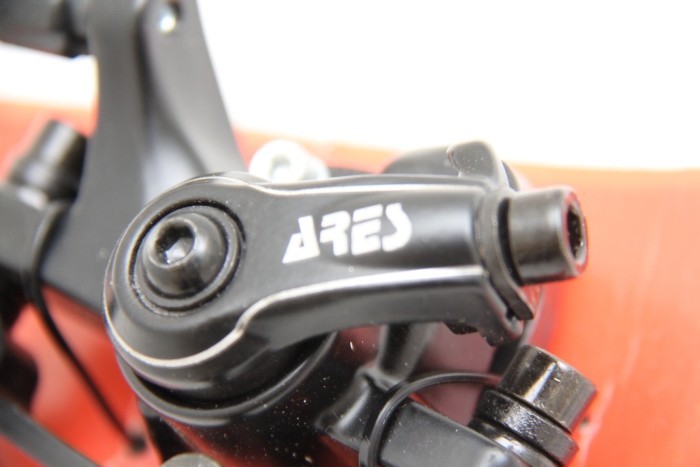 Тормозной суппорт передний (адаптер F160/R140мм) ARES, черный MDA07