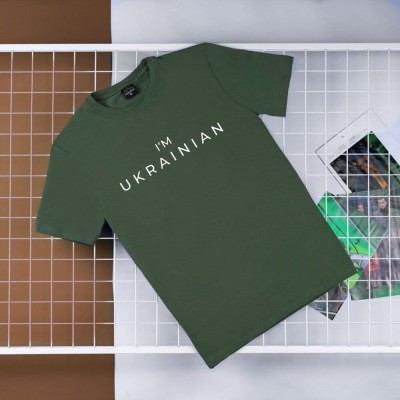 Футболка чоловіча однотонна хакі Pobedov Peremoga - I'M UKRAINIAN наклейка біла