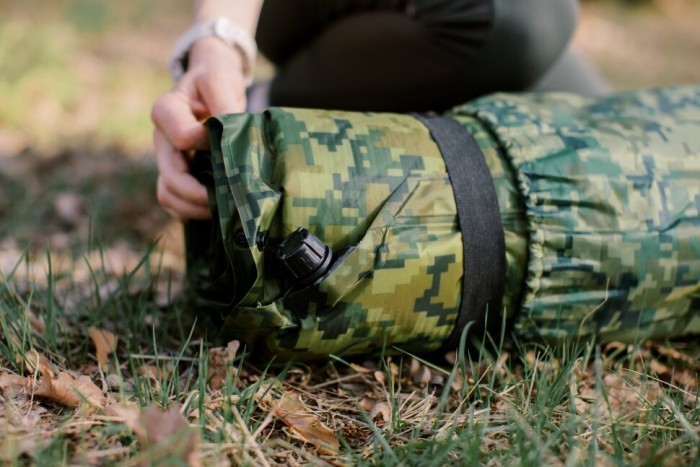 Килимок самонадувний Tramp з можливістю зістібання camo 185х65х5 UTRI-007