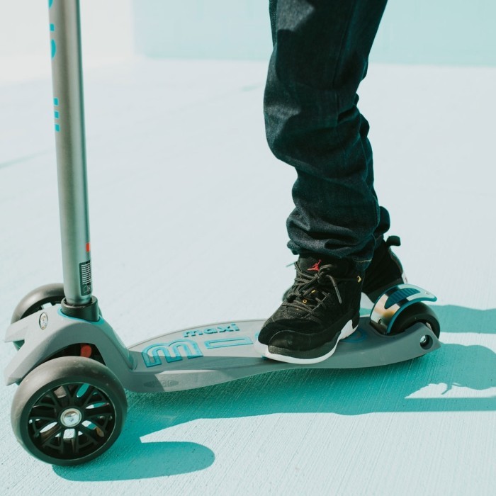 Самокат MICRO серии "Maxi PRO Deluxe" - СЕРЫЙ И АКВА (до 50 кг, 3-х колесный)