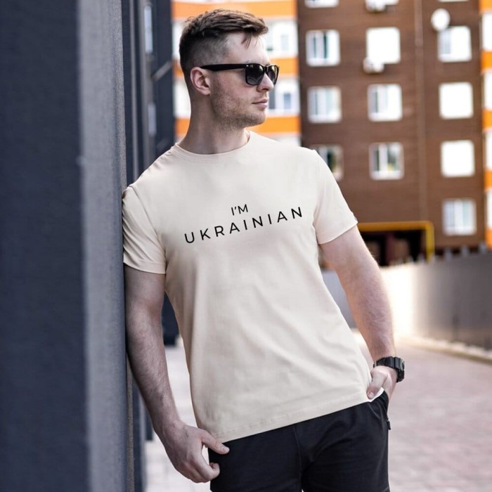 Футболка мужская однотонная молочная Pobedov Peremoga - I'M UKRAINIAN наклейка черная