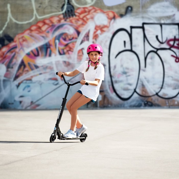 Самокат MICRO серии "Sprite Deluxe" – ЧЕРНЫЙ (до 100 kg, двухколесный, свет)