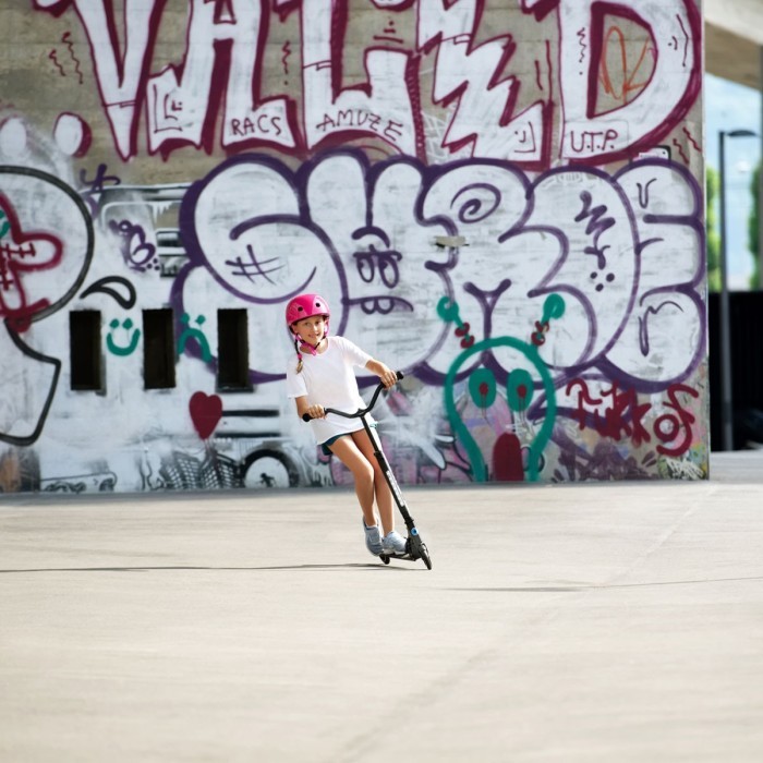 Самокат MICRO серии "Sprite Deluxe" – ЧЕРНЫЙ (до 100 kg, двухколесный, свет)