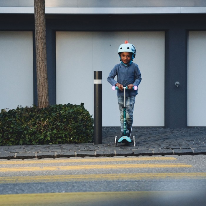 Самокат MICRO серии "Mini Deluxe Magic" - АКВА (до 50 kg, 3-х колесный, свет)