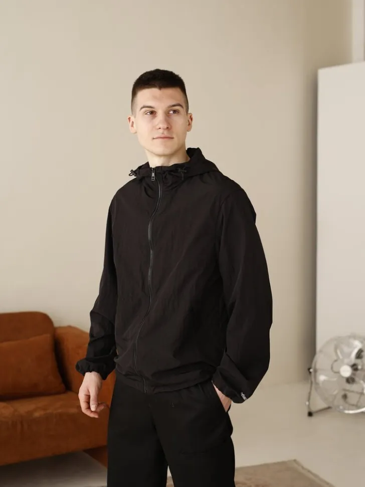 Чоловіча чорна вітрівка. Куртка-вітрівка демісезонна легка з кишенями Pobedov Neon (M)