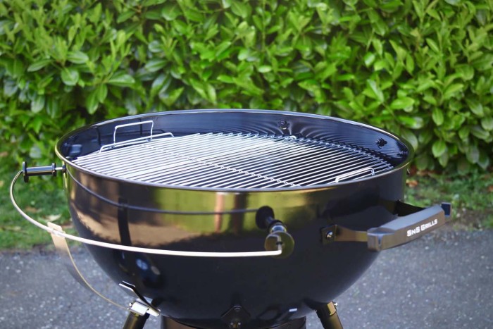 Угольный гриль Slow and Sear Black Edition Kettle Grill 57 см + корзина Deluxe SNS-KET-BK