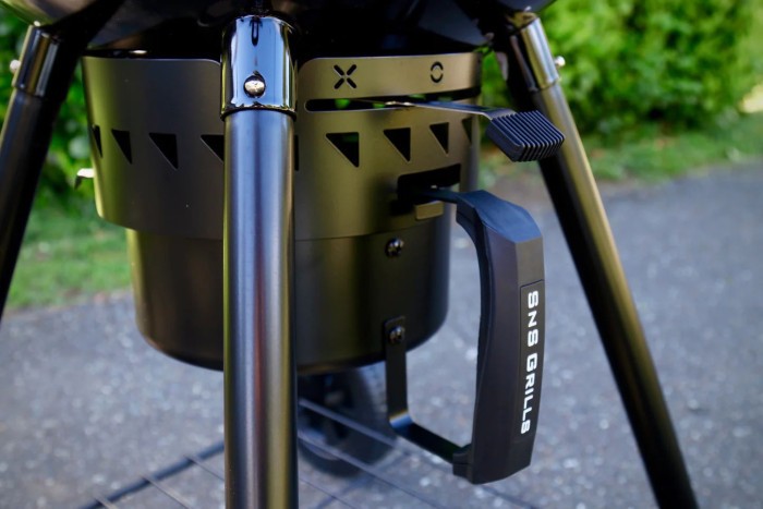 Угольный гриль Slow and Sear Black Edition Kettle Grill 57 см + корзина Deluxe SNS-KET-BK