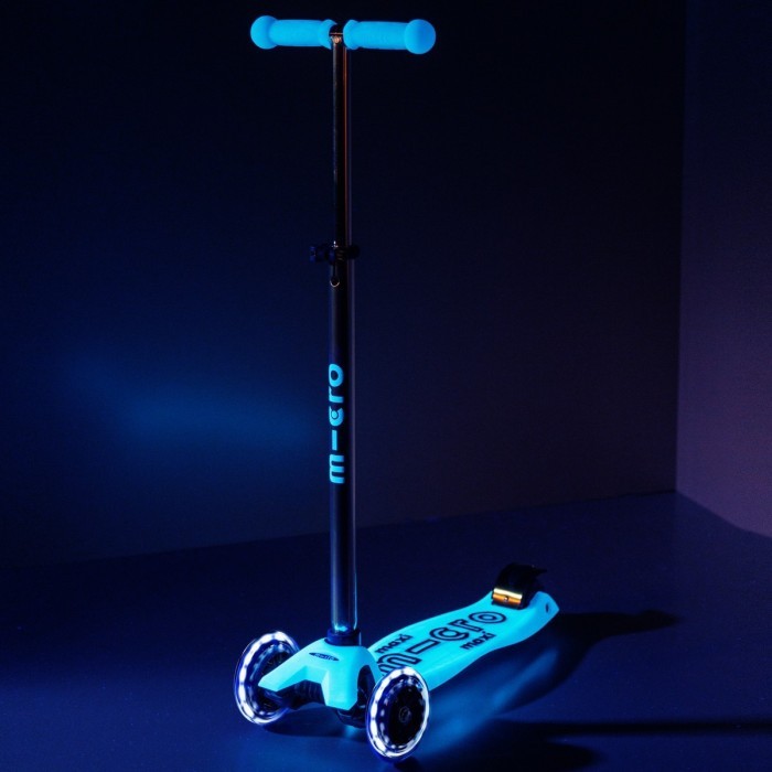 Самокат MICRO серии "Maxi Deluxe Glow LED" – СИНИЙ ХРУСТАЛЬ (до 50 kg, 3-х колесный, свет)