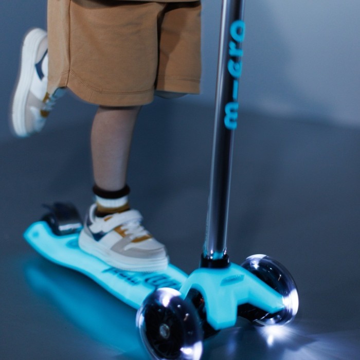 Самокат MICRO серии "Maxi Deluxe Glow LED" – СИНИЙ ХРУСТАЛЬ (до 50 kg, 3-х колесный, свет)