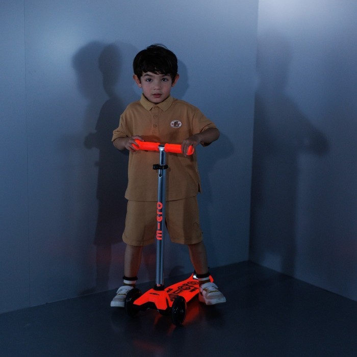 Самокат MICRO серии "Maxi Deluxe Glow LED" – КРАСНАЯ АУРА (до 50 kg, 3-х колесный, свет)