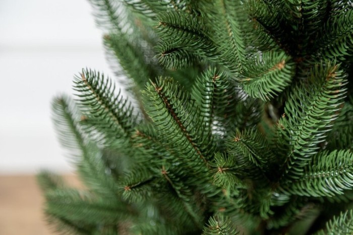 Елка литая "Венская" в горшке зеленая