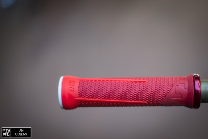 Гріпси ODI AG-1 Signature Red/Fire red w/ Red clamps (вогненно червоні з червоними замками)