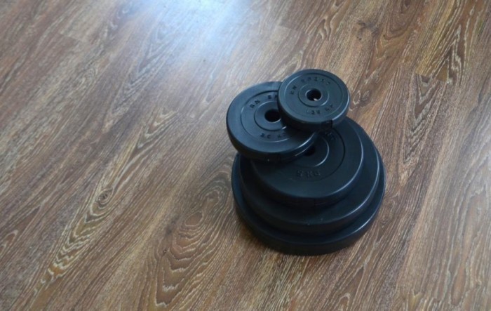 30 кг (2x5 и 2x10) дисков, покрытых пластиком (31 мм)