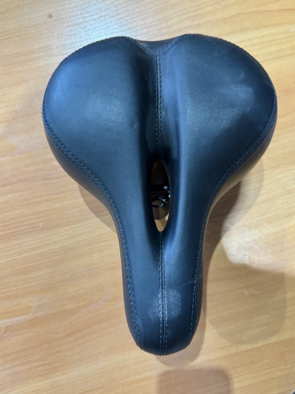 Сідло комфортне з отвором CRO 6810J 160*180мм (чорний)