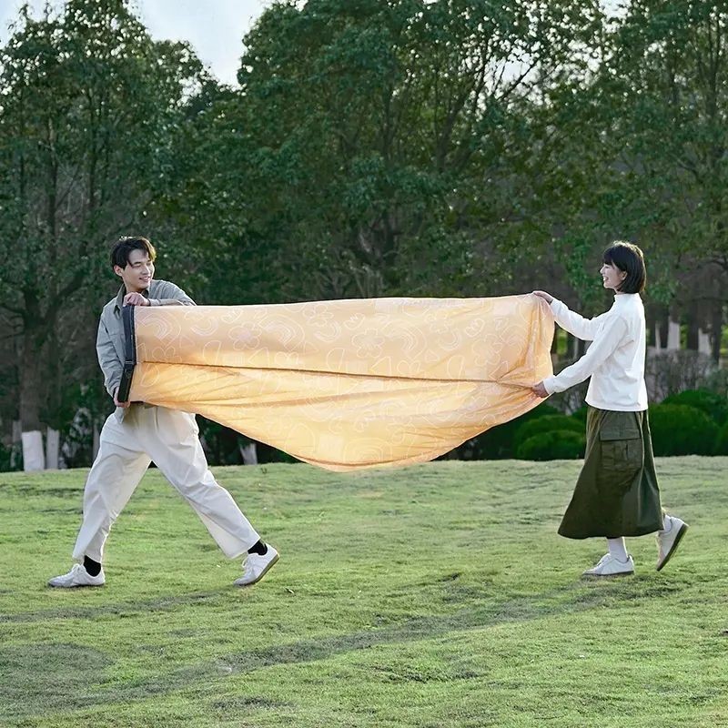 Матрас надувной ламзак Naturehike NH20FCD06, 180х70х52 см, бежевый с принтом, имеет чехол-рюкзак.