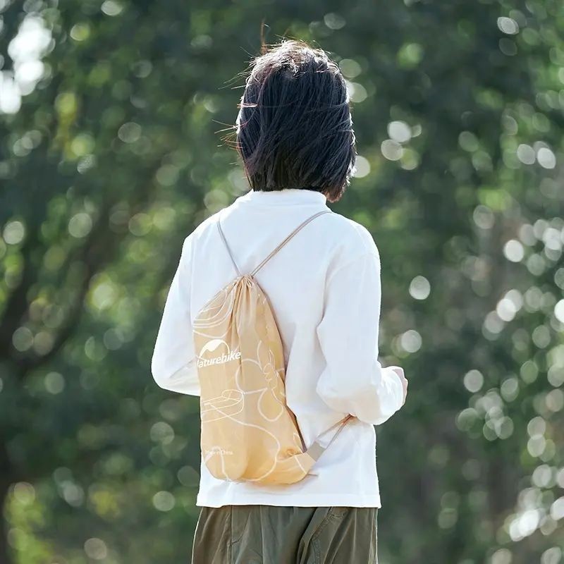 Матрас надувной ламзак Naturehike NH20FCD06, 180х70х52 см, бежевый с принтом, имеет чехол-рюкзак.