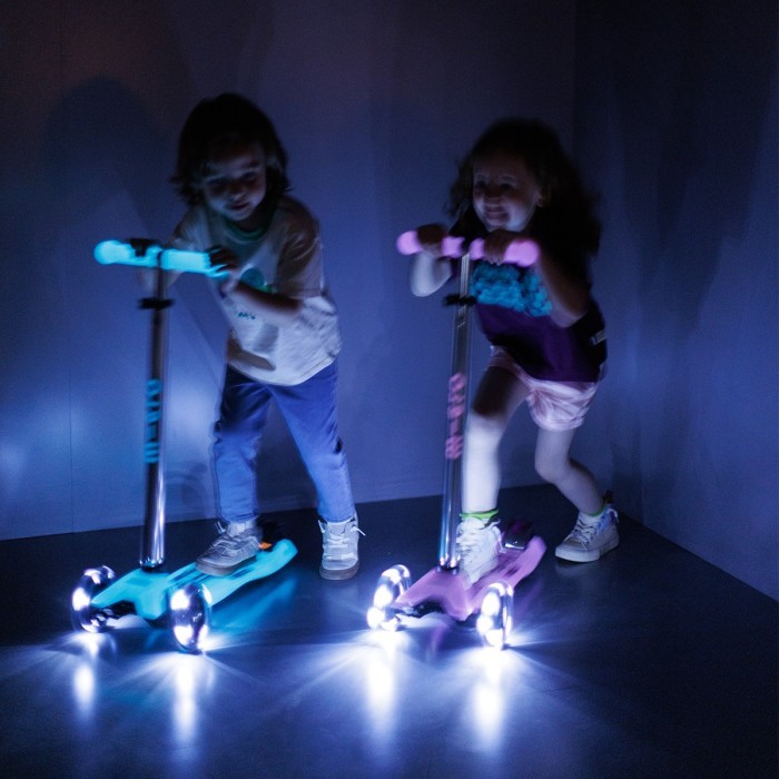 Самокат MICRO серії "Maxi Deluxe Glow LED" – СЯЙНИСТО-ПУРПУРОВИЙ (до 50 kg, 3-х колісний, світло)