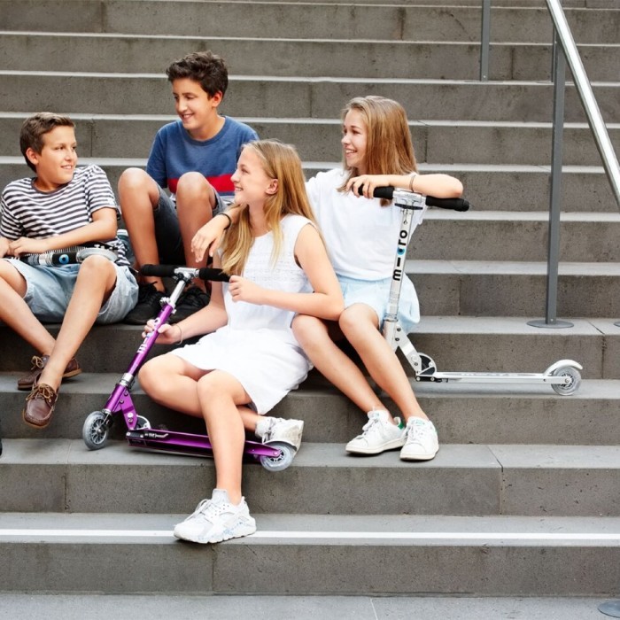 Самокат MICRO серии Sprite LED - Матовый серебристый самокат MICRO серии Sprite LED