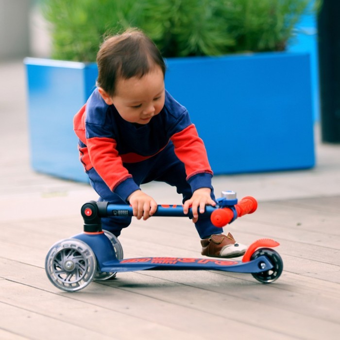 Самокат MICRO серии "Mini Deluxe Foldable LED" – СИНИЙ (сложный, до 50 кг (kg), трехколесный, свет)